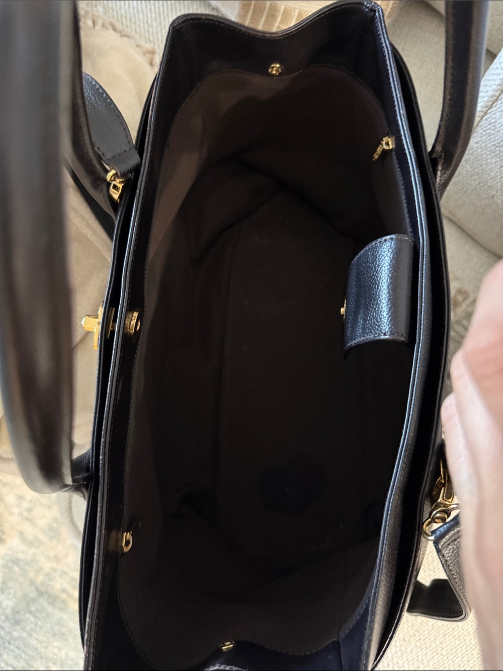 CHANEL Brown Leather Shoulder Bag with Gold CC Hardware - Picture 4 of 7